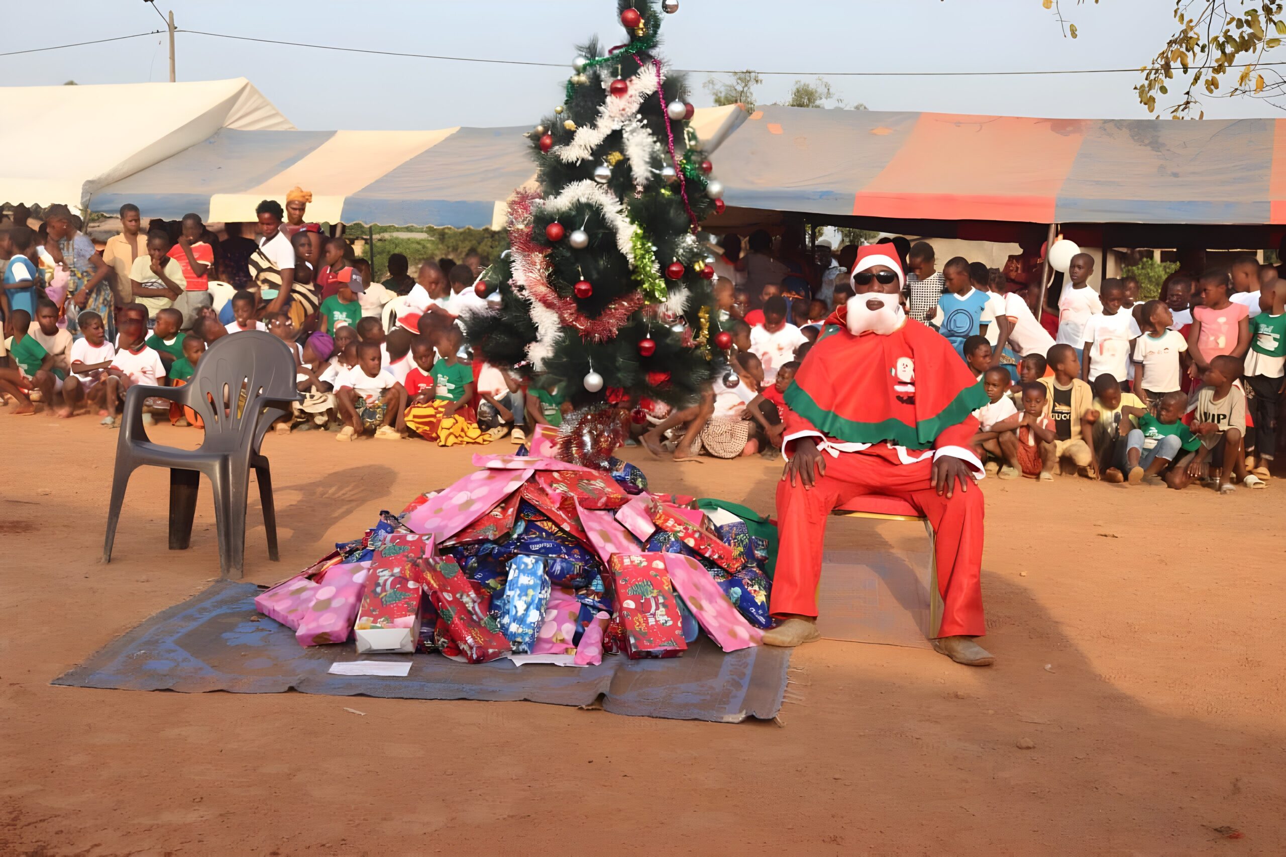 « L’Arbre de Noël en Milieu Rural : Une Lumière d’Espoir pour les Enfants Démunis »